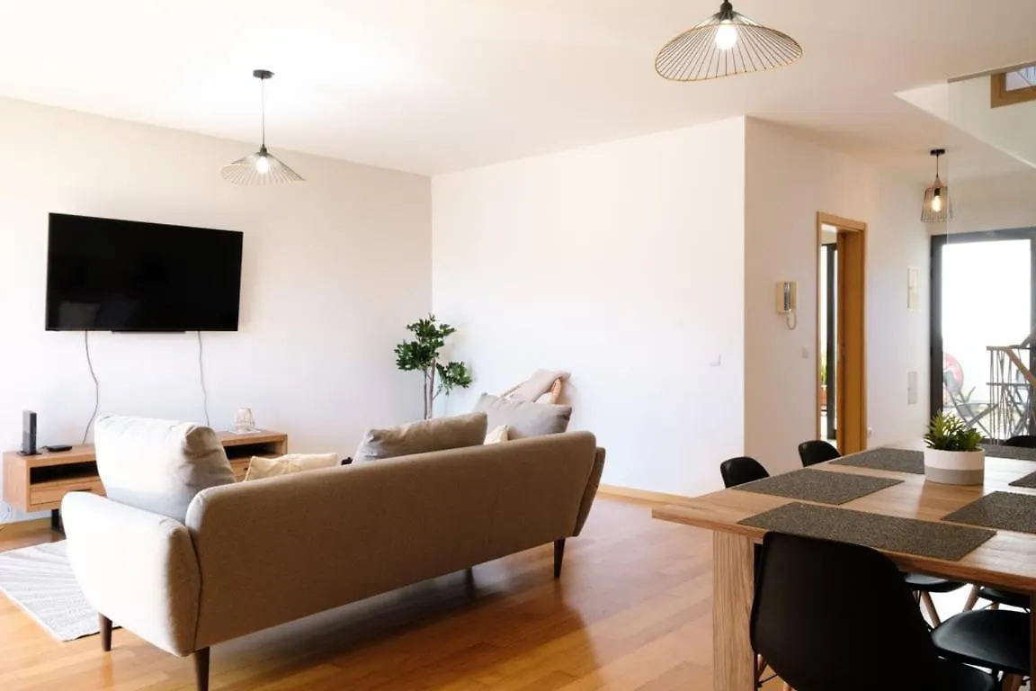 Pensión Guestready - Charming Canico Retreat Portugal